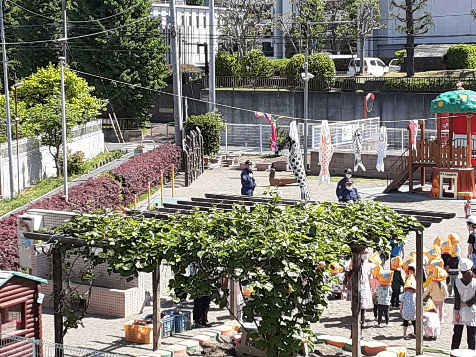 基準面積を遥かに超える広い園庭です。日除けのついた広い砂場、楽しい遊具が一杯！　駐車場にはゆったり6台分停められます。