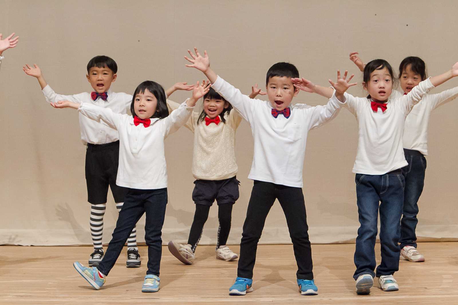 5歳児が発表会で手話ダンスを披露しました